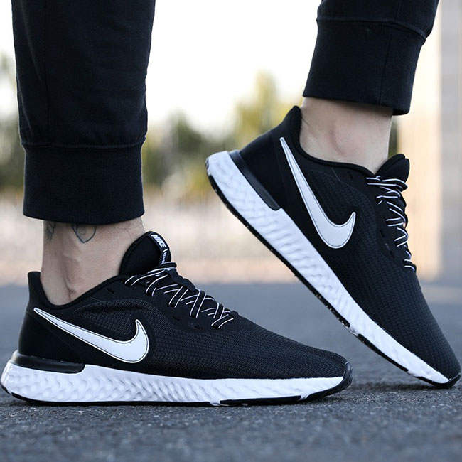 NIKE Revolution 5